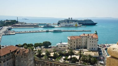 Split, Hırvatistan - 07 22 2015 - Çan kulesinden şehrin havadan görünümü, teknelerle liman, güzel şehir manzarası, güneşli bir gün