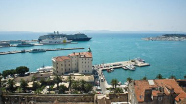 Split, Hırvatistan - 07 22 2015 - Çan kulesinden şehrin havadan görünümü, yatlı liman, güzel şehir manzarası, güneşli bir gün