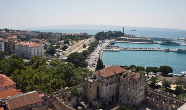 Split, Hırvatistan - 07 22 2015 - Çan kulesinden sahil ve çatıların havadan görünümü, gemilerle liman, güzel şehir manzarası, güneşli bir gün
