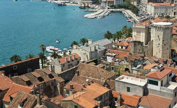 Vista aérea de la costa de Split desde el campanario, hermoso paisaje urbano, día soleado, Croacia Mar Adriático, Split, Croacia — Foto de Stock