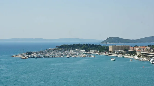 Vista aérea da costa e colinas da torre do sino, bela paisagem urbana, dia ensolarado, Croácia Mar Adriático, Split, Croácia — Fotografia de Stock