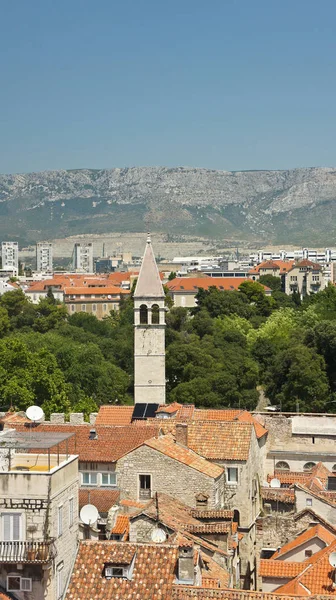 Vista aérea de la ciudad desde el campanario, techos de casas e iglesia en el casco antiguo, hermoso paisaje urbano, día soleado, Split, Croacia — Foto de Stock