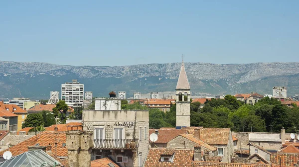Vista aérea escénica de la ciudad desde el campanario, techos de casas e iglesia en el casco antiguo, hermoso paisaje urbano, día soleado, Split, Croacia — Foto de Stock