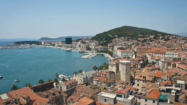 Vista aérea de la costa y los tejados desde el campanario, hermoso paisaje urbano, día soleado, Croacia Mar Adriático, Split, Croacia — Foto de Stock