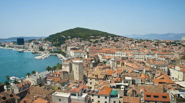 Vista aérea panorámica de la costa y los tejados desde el campanario, hermoso paisaje urbano, día soleado, Croacia Mar Adriático, Split, Croacia — Foto de Stock
