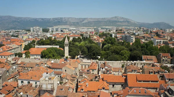 Malebný pohled na město z zvonice, střechy domů a kostela ve starém městě, nádherná krajinná obloha, slunný den, Split, Chorvatsko — Stock fotografie