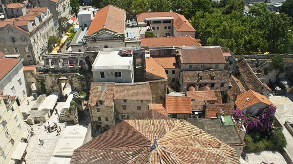 Blick von oben auf die Stadt vom Glockenturm, Hausdächer in der Altstadt, schönes Stadtbild, sonniger Tag, Split, Kroatien — Stockfoto