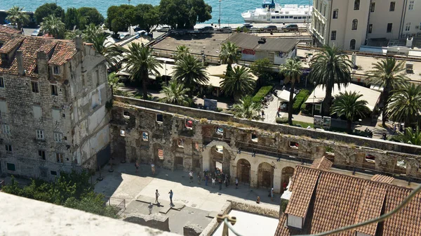 Vista superior de la ciudad desde el campanario, techos de casas, casco antiguo, hermoso paisaje urbano, día soleado, Split, Croacia — Foto de Stock