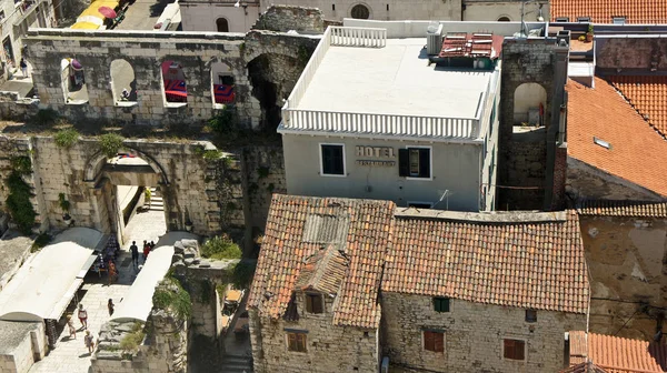 Çan kulesinden şehrin havadan görünümü, eski kentteki evlerin çatıları, güzel şehir manzarası, güneşli gün, Split, Hırvatistan