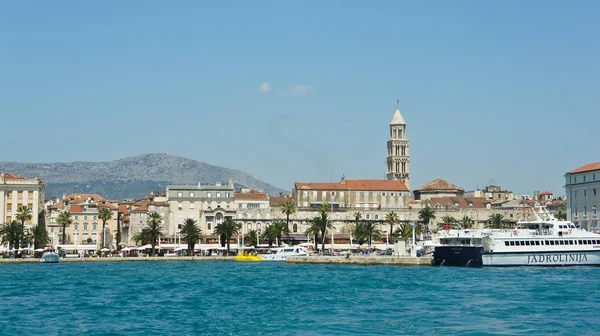 Split, Croacia - 07 22 2015 - Vista panorámica de la ciudad con campanario desde el agua, hermoso paisaje urbano, día soleado — Foto de Stock