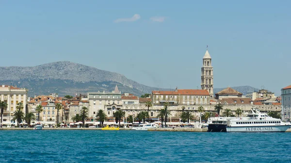 Split, Croacia - 07 22 2015 - Vista panorámica de la ciudad con campanario desde el agua, hermoso paisaje urbano con fondo de montaña, día soleado — Foto de Stock