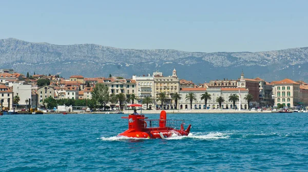 Split, Kroatië-07 22 2015-schilderachtig uitzicht op de stad met boot vanaf het water, prachtige stadsgezicht, zonnige dag — Stockfoto