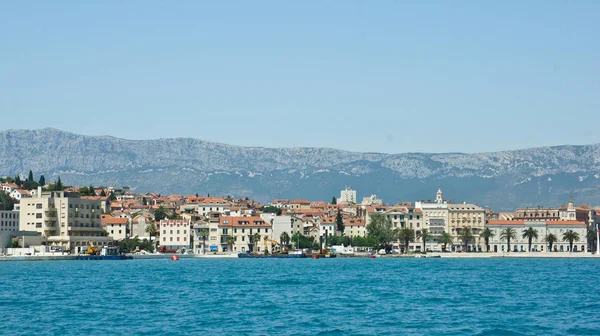 Split, Kroatië-07 22 2015-schilderachtig uitzicht op de stad met berg achtergrond vanaf het water, prachtige stadsgezicht, zonnige dag — Stockfoto