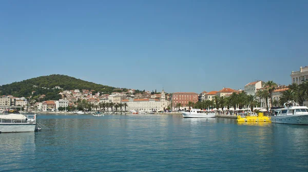 Split, Croácia - 07 22 2015 - Vista panorâmica da cidade com fundo de montanha, bela paisagem urbana, porto com barcos, dia ensolarado — Fotografia de Stock