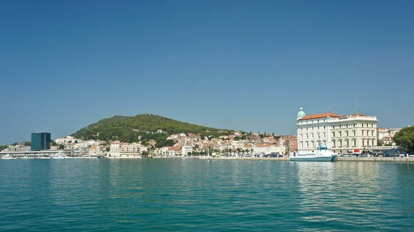 Split, Kroatië-07 22 2015-schilderachtig uitzicht op de kust van de stad met berg achtergrond, prachtige stadsgezicht, zonnige dag — Stockfoto