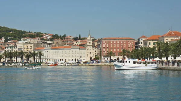 Split, Croacia - 07 22 2015 - Vista panorámica de la ciudad con fondo de montaña, hermoso paisaje urbano, día soleado — Foto de Stock