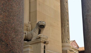 Eski şehir sokakta heykel görünümü, Diocletian sarayı güzel mimarisi, güneşli bir gün, Split, Hırvatistan