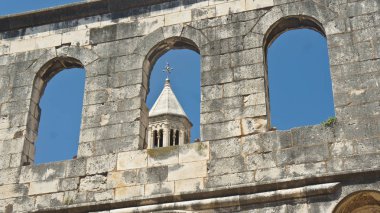 Eski şehir, Diocletian sarayı güzel mimarisi, güneşli bir gün, Split, Dalmaçya, Hırvatistan sokakta pencerelerden kilise kulesi görünümü