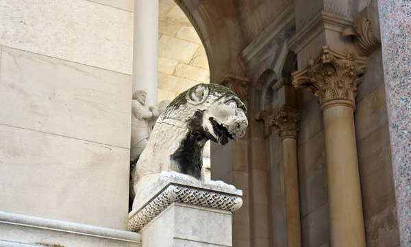 Uitzicht op het monument in de straat van de oude stad, Paleis van Diocletianus prachtige architectuur, zonnige dag, Split, Dalmatië, Kroatië — Stockfoto