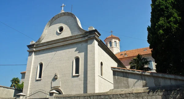 Iglesia de piedra en la calle del casco antiguo, hermosa arquitectura, día soleado, Split, Dalmacia, Croacia — Foto de Stock