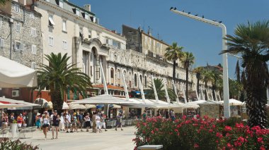 Split, Hırvatistan - 07 22 2015 - Waterfront Gezinti Manzarası, eski şehirde ev ve kafeler ile sokak, güzel mimari, güneşli bir gün