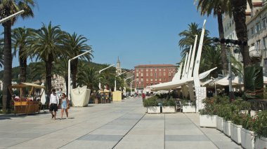 Split, Hırvatistan - 07 22 2015 - Waterfront Gezinti Manzarası, eski şehirde ev ve kafeler ile sokak, güzel mimari, mavi gökyüzü ile güneşli bir gün
