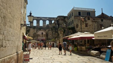 Split, Hırvatistan - 07 22 2015 - Eski şehir caddesi manzarası, Diocletian sarayı güzel mimarisi, güneşli bir gün