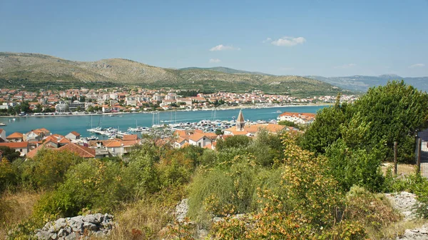 Malebný pohled na město s horským pozadím, krásnou krajinu s domy, slunný den, Trogir, Dalmácie, Chorvatsko — Stock fotografie