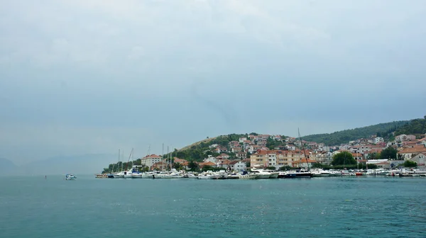 Vyhlídkový pohled na město s horským pozadím, krásnou krajinu s loděmi, slunečným dnem, Trogir, Dalmácie, Chorvatsko — Stock fotografie