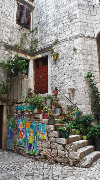 Casa de piedra en estrecha calle del casco antiguo, hermosa arquitectura con escaleras, Trogir, Dalmacia, Croacia — Foto de Stock