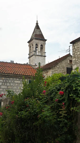 Casa de piedra en la calle del casco antiguo, hermosa arquitectura, Torre de la Iglesia de Nuestra Señora, Trogir, Dalmacia, Croacia — Foto de Stock