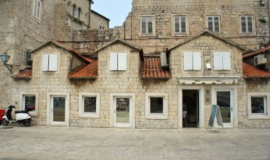 Eski şehir, güzel mimari, güneşli gün, Trogir, Dalmaçya, Hırvatistan sokakta Taş evler