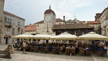 Trogir, Hırvatistan - 07 25 2015 - Belediye Binası yakınındaki sokak kafesi - Eski şehirde Dukes Palace, güzel mimari, güneşli bir gün
