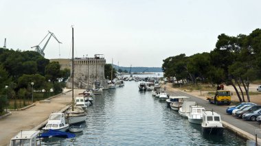 Trogir, Hırvatistan - 07 25 2015 - Eski şehir st Mark s Kalesi görünümü, tekneler ile kanal, güneşli bir gün