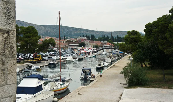 Trogir, Hırvatistan - 07 25 2015 - Eski şehir yakınlarında teknelerle kanal manzarası, güneşli bir gün — Stok fotoğraf