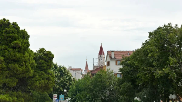 Trogir, Chorwacja-07 25 2015-widok na dzwonnicę katedry św Lawrence przez drzewa — Zdjęcie stockowe
