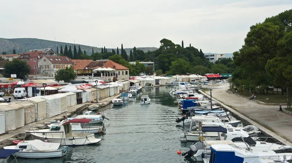 Trogir, Chorvatsko-07 25 2015-pohled na kanál s loděmi poblíž starého města, slunečného dne — Stock fotografie