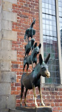 Eski şehir merkezinde Bremen şehir müzisyenler bronz heykeli görünümü, arka planda güzel evler, Bremen, Almanya