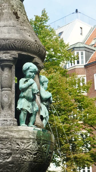 Detail des Brunnens Marcus-Brunnen auf unserem liebevollen Kirchhof - Unsere lieben Frauen Kirchhof - zentraler Platz, schöne Skulptur, sonniger Tag, Bremen, Deutschland — Stockfoto