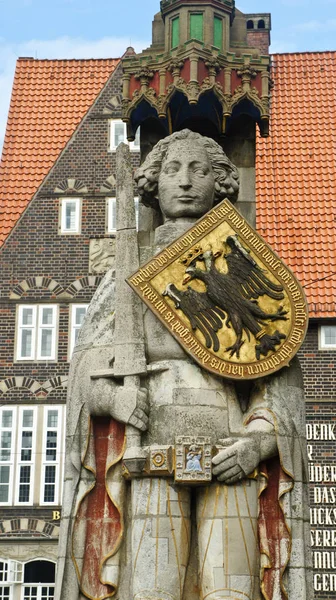 Vista panorâmica da escultura do Bremen Roland na praça principal do mercado no centro da cidade, estátua medieval com espada e escudo, monumento antigo, dia ensolarado, Marktplatz, Bremen, Alemanha — Fotografia de Stock