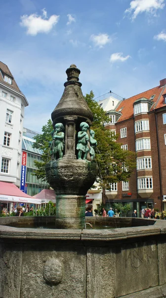 Fontanna Marcus-Brunnen w naszej kochającej Pani Churchyard-Unser lieben Frauen Kirchhof-centralny plac, piękne rzeźby, słoneczny dzień, Brema, Niemcy — Zdjęcie stockowe