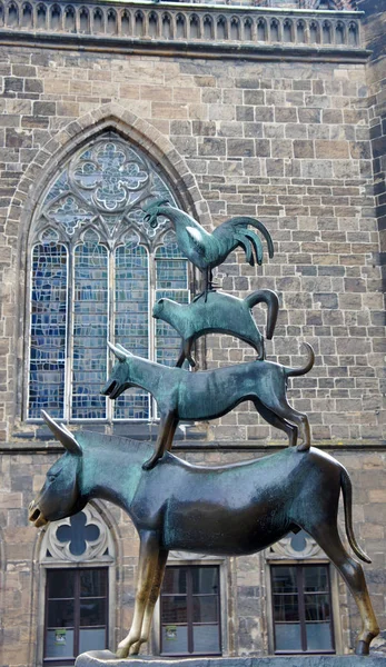 Blick auf Bronzestatue der Stadtmusikanten von Bremen in der Altstadt, schönes Denkmal, Bremen, Deutschland — Stockfoto