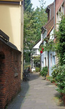 Bremen Hanseatic şehir merkezinde yarı ahşap evler ile Ortaçağ sokak Schnoor görünümü, güneşli bir gün, Almanya