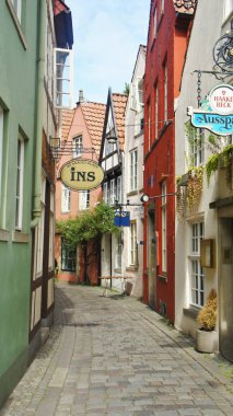 Bremen, Almanya-07 23 2015-Ortaçağ Caddesi Schnoor, Hansa şehir merkezinde yarı ahşap evler, güzel mimari, güneşli gün manzara görünümü