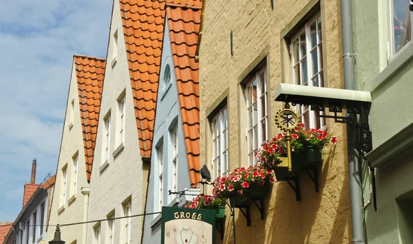 Brema, Germania - 07 23 2015 - Veduta pittoresca di case a graticcio tetti in strada medievale Schnoor nel centro della città anseatica, bella architettura, giornata di sole — Foto Stock