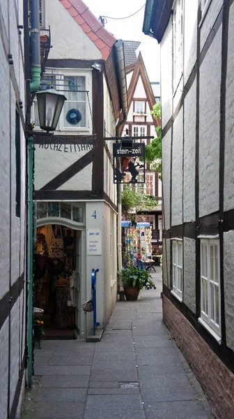 Bremen, deutschland - 23.07.2015 - malerische Aussicht auf mittelalterliche Gasse im Schnoor, Fachwerkhäuser im Zentrum der Hansestadt, schöne Architektur, sonniger Tag — Stockfoto