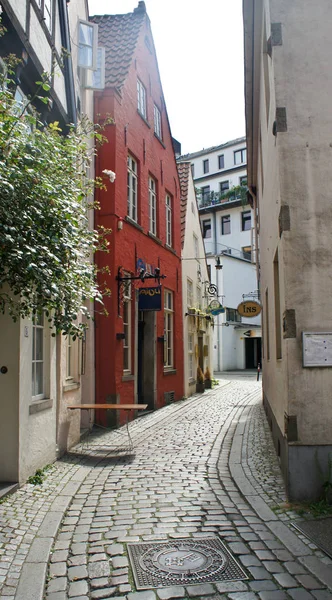 Brema, Germania - 07 23 2015 - Veduta della strada medievale Schnoor, case a graticcio nel centro della città anseatica, bella architettura, giornata di sole — Foto Stock