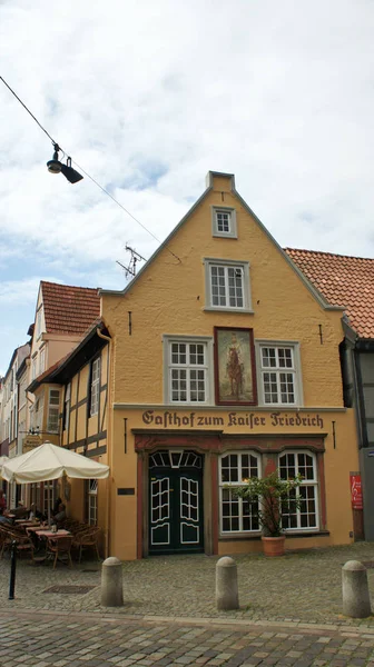 Bremen, deutschland - 23.07.2015 - malerischer Blick auf den mittelalterlichen Schnoor mit gelbem Haus im Zentrum der Hansestadt, schöne Architektur, sonniger Tag — Stockfoto