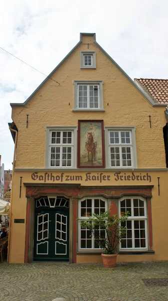 Bremen, deutschland - 23.07.2015 - blick auf mittelalterlichen schnoor mit gelbem haus im zentrum der hansestadt, schöne architektur, sonniger tag — Stockfoto