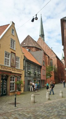 Bremen, Almanya - 07 23 2015 - Hansa Şehrinin merkezinde yarı ahşap evler edeli Ortaçağ sokak Schnoor, güzel mimari, güneşli bir gün